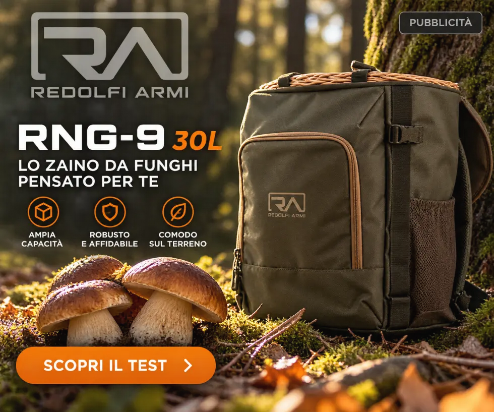 Banner pubblicitario RA Sport RNG-9 30L, zaino da funghi con cesto in vimini, ambientato in un bosco con porcini.